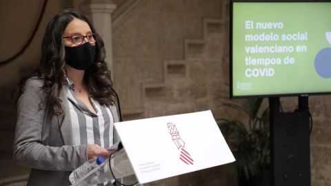 M&oacute;nica Oltra con mascarilla