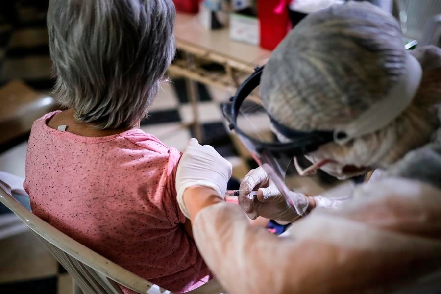 Pacientes, sindicatos y farmacéuticos denuncian una mala gestión en la vacunación de la gripe Pacientes, sindicatos y farmacéuticos denuncian una mala gestión en la vacunación de la gripe