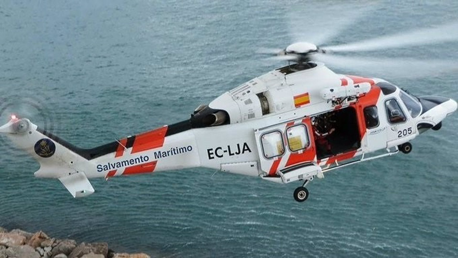 Rescatan en helicóptero a 14 migrantes de una patera al sur de Cabrera Rescatan en helicóptero a 14 migrantes de una patera al sur de Cabrera