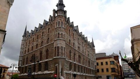 Vista del edificio Botines de Le&oacute;n, obra del arquitecto Antonio Gaud&iacute;, durante el estado de alarma.
