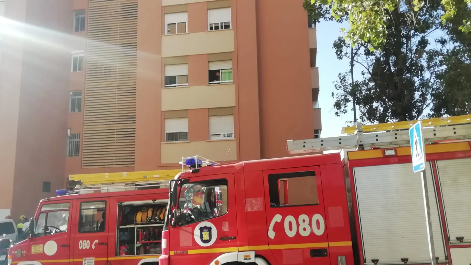 Intervención de los bomberos de Málaga en un edificio de La Roca Fuego en un cuarto de contadores