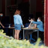 Realizan test de coronavirus a cientos de estudiantes por un brote en un colegio mayor