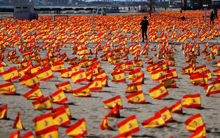 La Policía abre expediente tras la colocación de 53.000 banderas de España en la playa de Alboraya La Policía abre expediente tras la colocación de 53.000 banderas de España en la playa de Alboraya