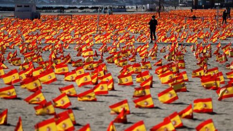 La playa de Alboraya, con banderas espa&ntilde;olas para rendir homenaje a las v&iacute;ctimas del coronavirus.