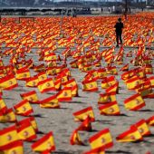 La playa de Alboraya, con banderas españolas para rendir homenaje a las víctimas del coronavirus.