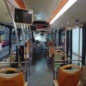 Autobús urbano de Elche vacío durante el estado de alarma provocado por la covid-19 en 2020.