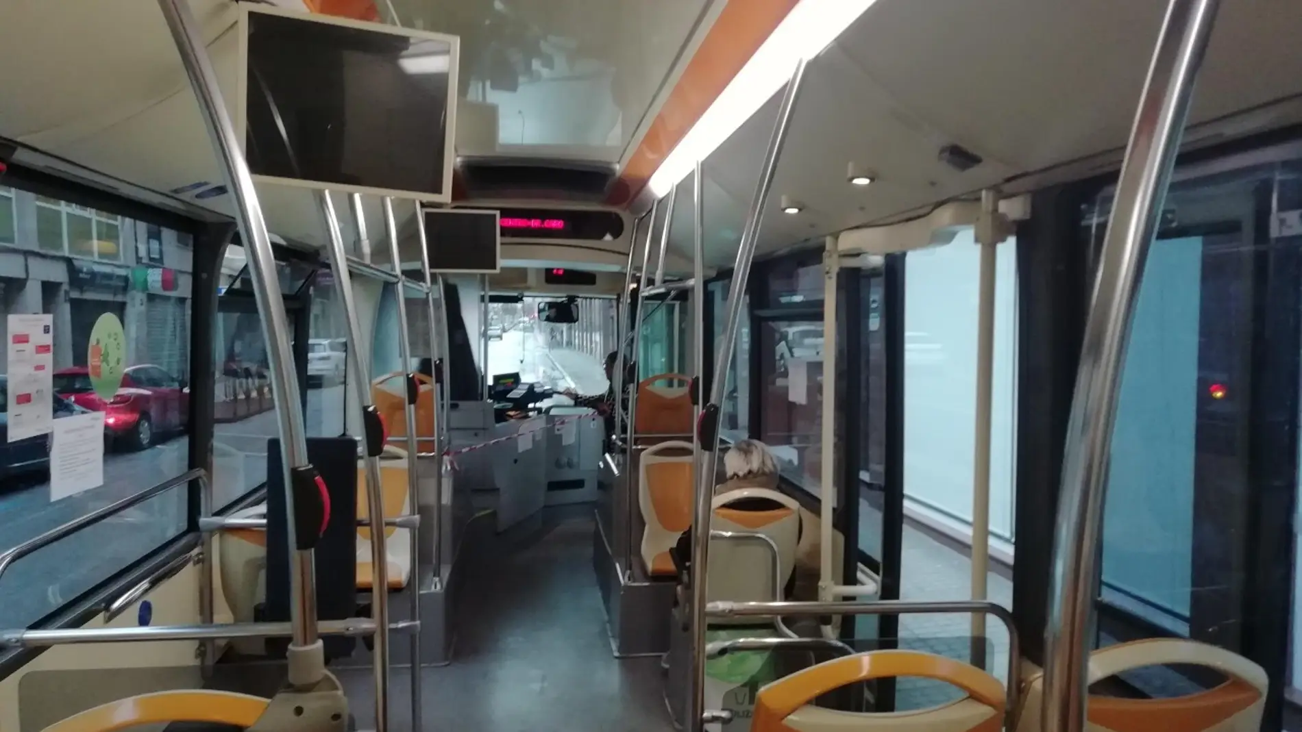 Autobús urbano de Elche vacío durante el estado de alarma provocado por la covid-19 en 2020.