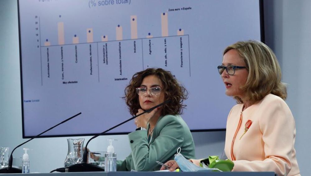María Jesús Montero y Nadia Calviño, en rueda de prensa tras el Consejo de Ministros.
