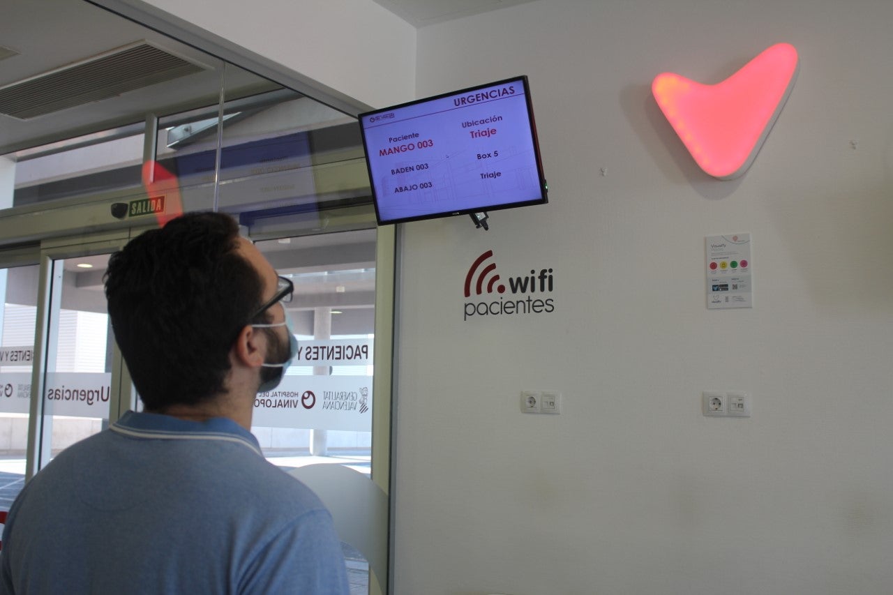 El Hospital del Vinalopó implanta un sistema de reconocimiento de sonidos de emergencia y los traduce en alertas visuales El Hospital del Vinalopó implanta un sistema de reconocimiento de sonidos de emergencia y los traduce en alertas visuales