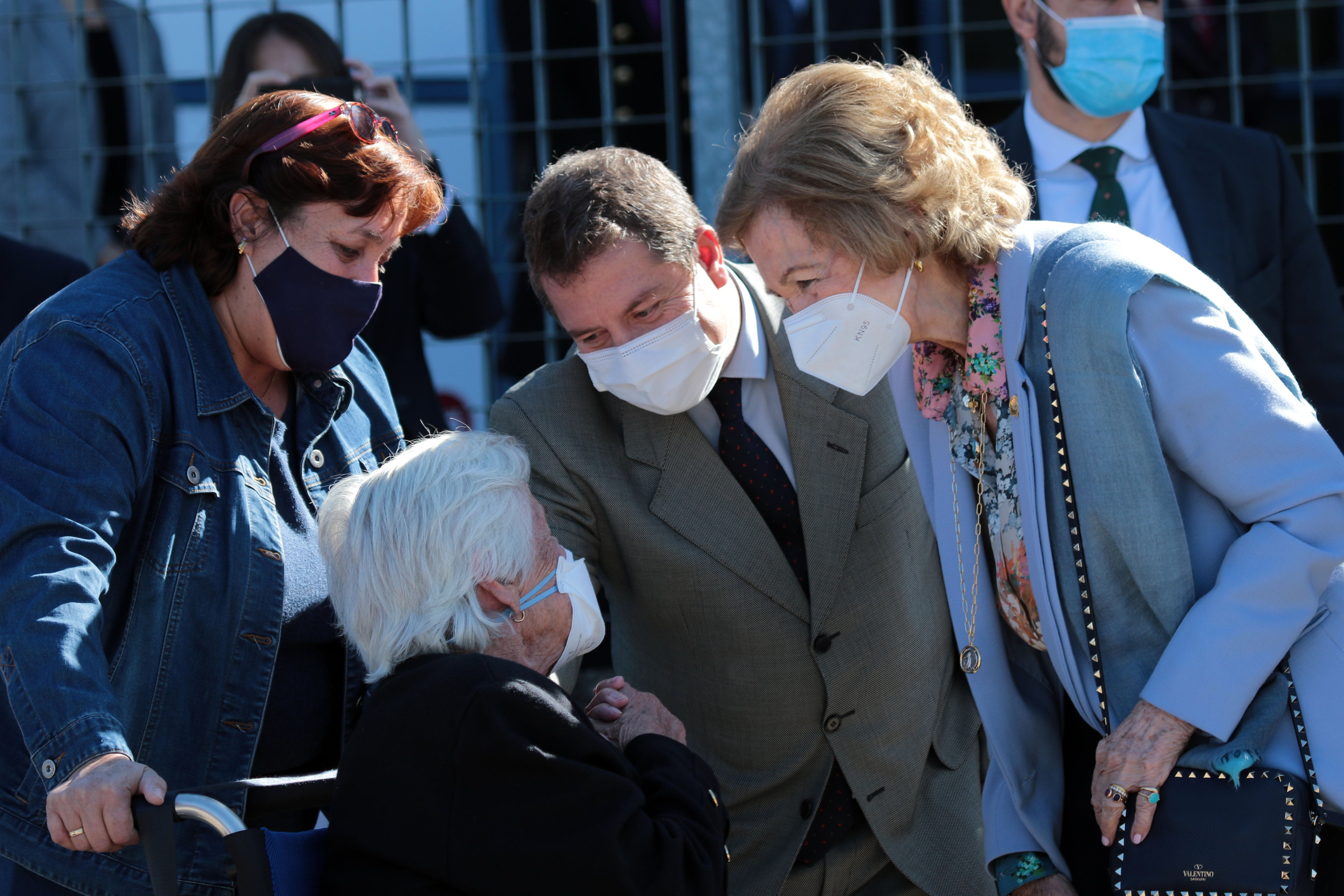 Doña Sofía visita el Banco de Alimentos de Ciudad Real con vítores de "¡Viva la Reina!" Doña Sofía visita el Banco de Alimentos de Ciudad Real con vítores de "¡Viva la Reina!"