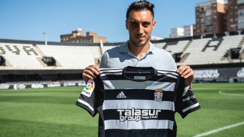 Sergio Aguza con la camiseta del FC Cartagena