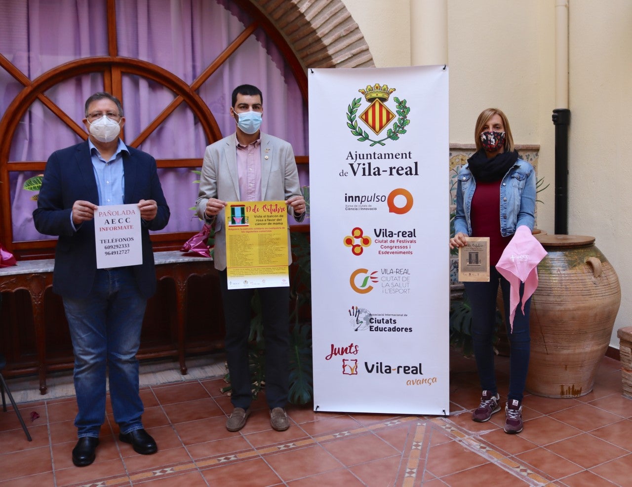 Balcons vestits de rosa en Vila-real per al dia Mundial Contra el Càncer de Mama Balcons vestits de rosa en Vila-real per al dia Mundial Contra el Càncer de Mama