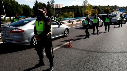 Agentes de la Polic&iacute;a Nacional contralan un acceso a la ciudad de Madrid (Archivo)