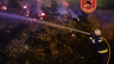 Un bombero ataca el fuego