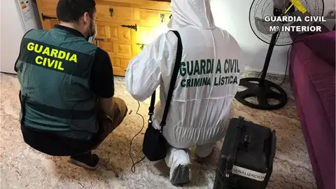 Un equipo de investigación de la Guardia Civil Un equipo de investigación de la Guardia Civil