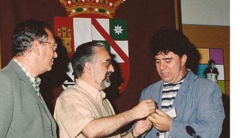 Pedro Almodóvar (derecha) con el actual director del Cine Club, José Luis Muñoz (centro) y Gonzalo Pelayo