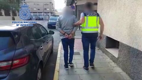 Un agente de la Policía Nacional de Elda con el detenido. Un agente de la Policía Nacional de Elda con el detenido.