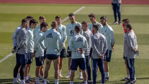 Luis Enrique da una charla a su equipo en un entrenamiento Luis Enrique da una charla a su equipo en un entrenamiento