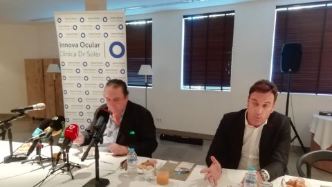 A la izquierda, el doctor Fernando Soler, organizador FacoElche.