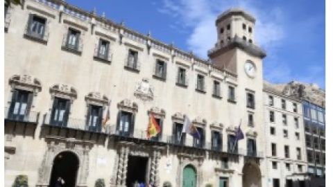 Fachada del edificio barroco del Ayuntamiento de Alicante