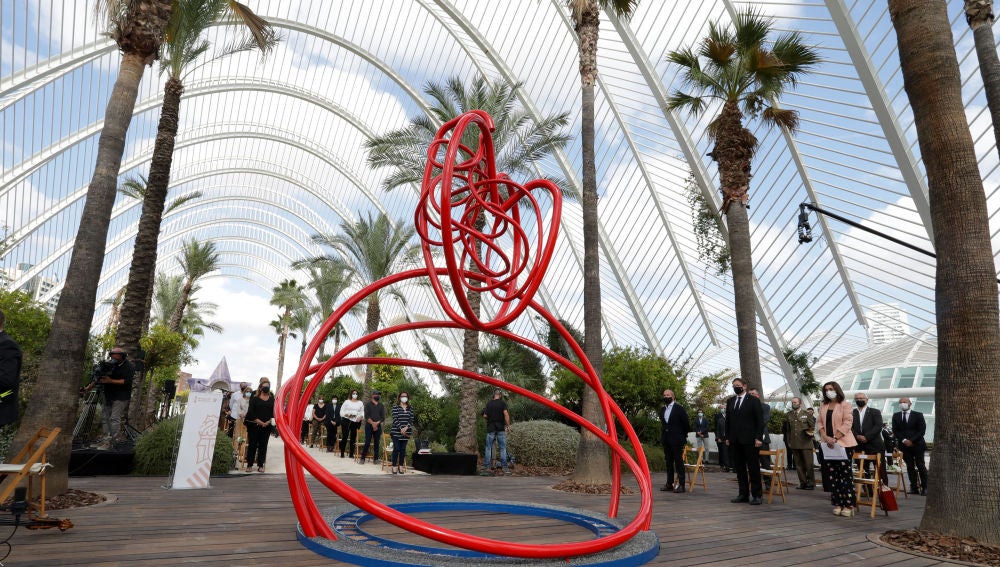 La escultura 'En record de la terra' ha sido creada por la artista Rosana Antolí.