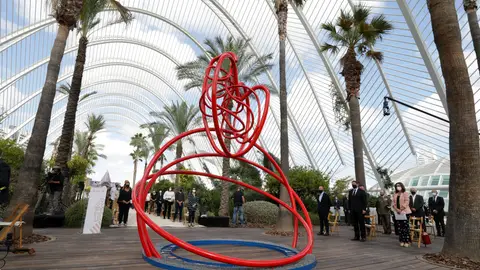 La escultura 'En record de la terra' ha sido creada por la artista Rosana Antolí. homenaje víctimas covid