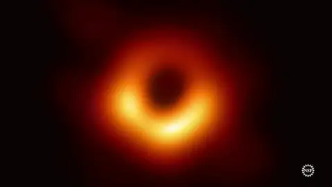 Aquesta va ser la primera imatge generada sobre com és realment un forat negre Aquesta va ser la primera imatge generada sobre com és realment un forat negre