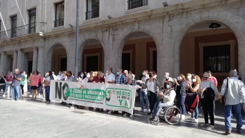 A las puertas de la Delegaci&oacute;n de Salud en Huelva
