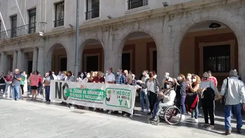 A las puertas de la Delegación de Salud en Huelva A las puertas de la Delegación de Salud en Huelva