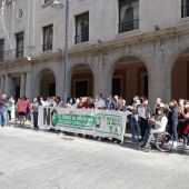 A las puertas de la Delegación de Salud en Huelva