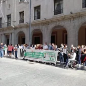 A las puertas de la Delegación de Salud en Huelva A las puertas de la Delegación de Salud en Huelva
