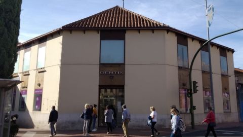 Afectados por el concurso de acreedores de Dentix en las puertas de una de sus cl&iacute;nicas.