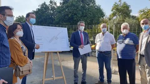 El alcalde de Sevilla, Juan Espadas, durante la explicación del proyecto por parte de los técnicos de Emasesa El alcalde de Sevilla, Juan Espadas, durante la explicación del proyecto por parte de los técnicos de Emasesa