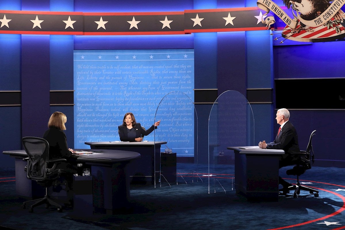 Una mosca se convierte en la invitada no deseada del debate Pence-Harris Una mosca se convierte en la invitada no deseada del debate Pence-Harris