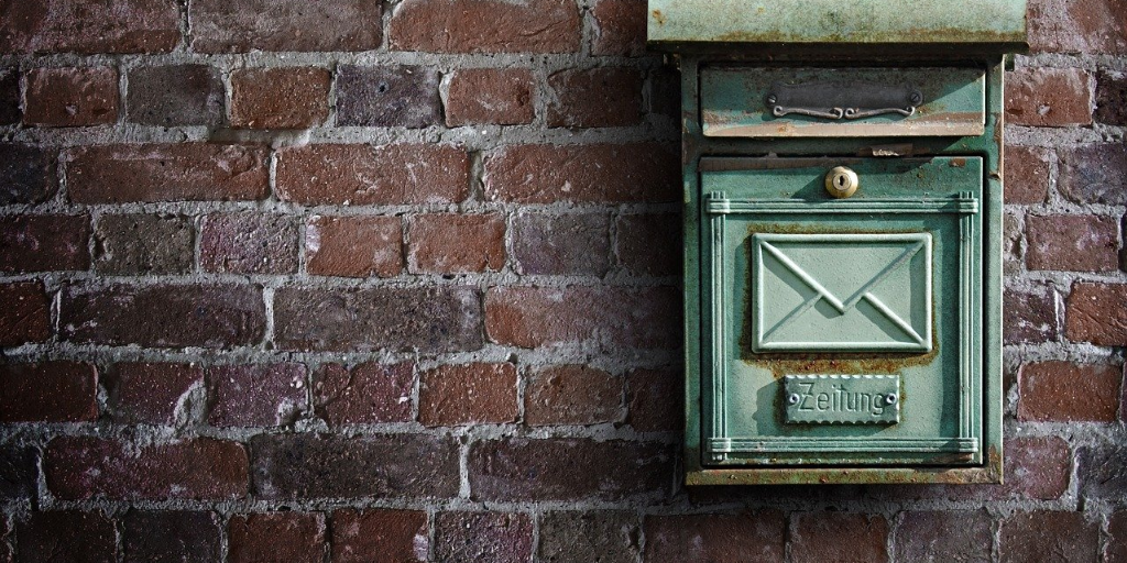 Una mujer recibe una carta postal de hace 100 años Una mujer recibe una carta postal de hace 100 años