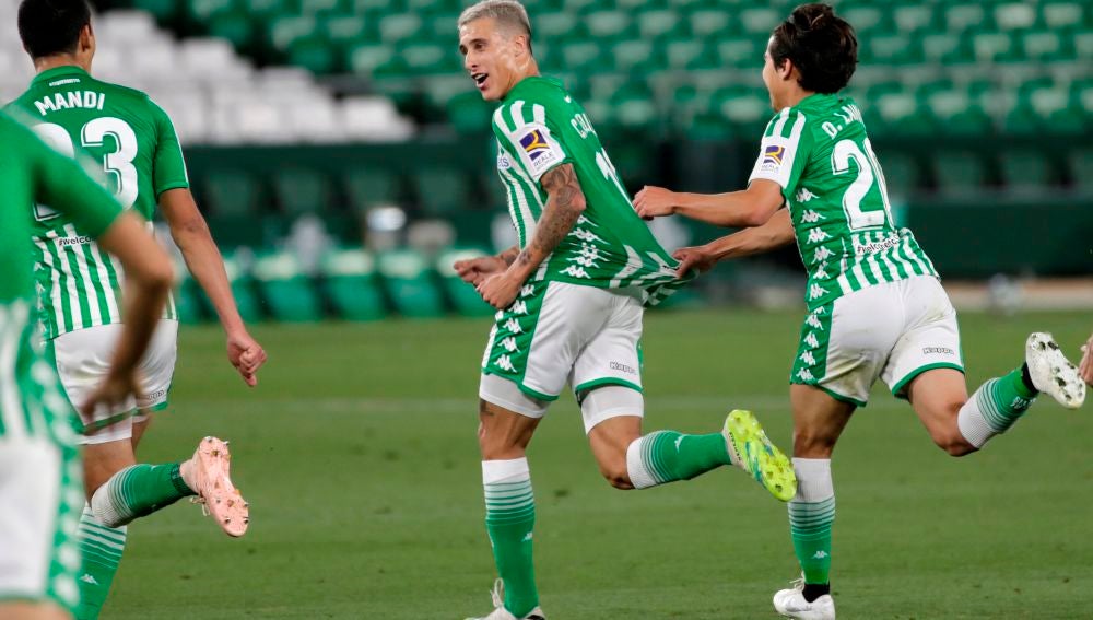 Cristian Tello y Diego Lainez celebran un gol durante un partido. 