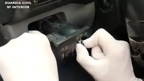 Dispositivo de ocultación de droga en el coche. Dispositivo de ocultación de droga en el coche.