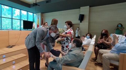 Instantes de la entrega del galard&oacute;n