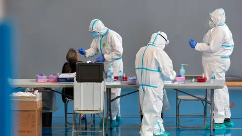 Personal sanitario realizando pruebas PCR. Personal sanitario realizando pruebas PCR.