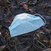 Una mascarilla en el suelo Una mascarilla en el suelo