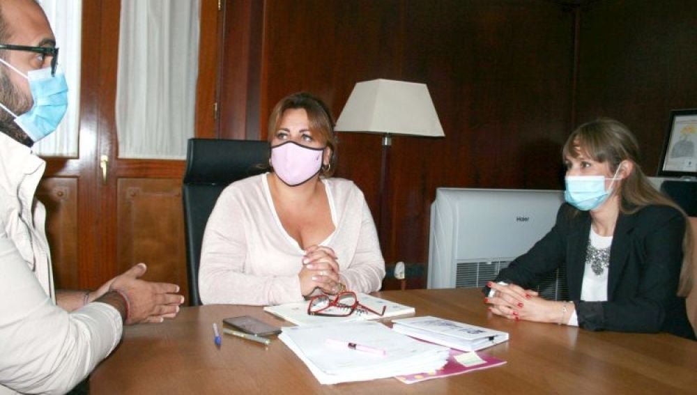 La diputada Eva Bravo junto a la Alcaldesa de Puerto Real