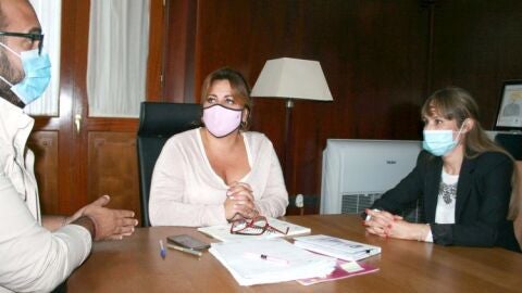 La diputada Eva Bravo junto a la Alcaldesa de Puerto Real