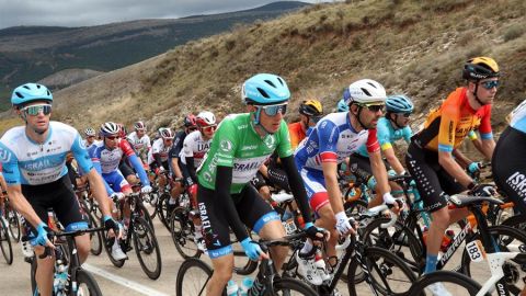 Dan Martin frustra a Carapaz y estrena la cima de Laguna Negra en la Vuelta a Espa&ntilde;a; Roglic sigue l&iacute;der