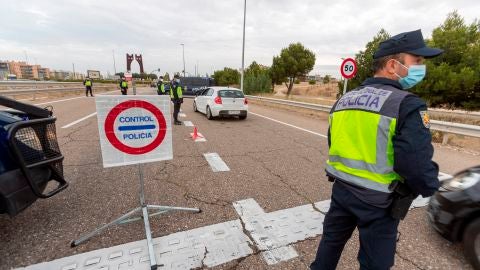 Controles a la entrada de Zaragoza, donde se ha decretado el cierre perimetral