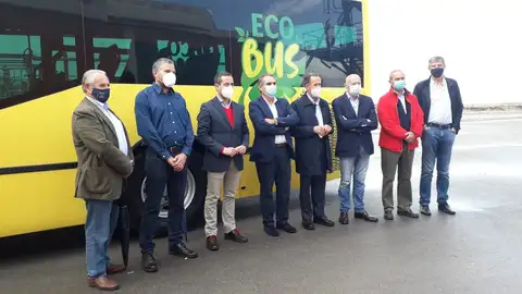Foto de familia en la presentación del nuevo autobús Foto de familia en la presentación del nuevo autobús