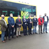 Foto de familia en la presentación del nuevo autobús Foto de familia en la presentación del nuevo autobús