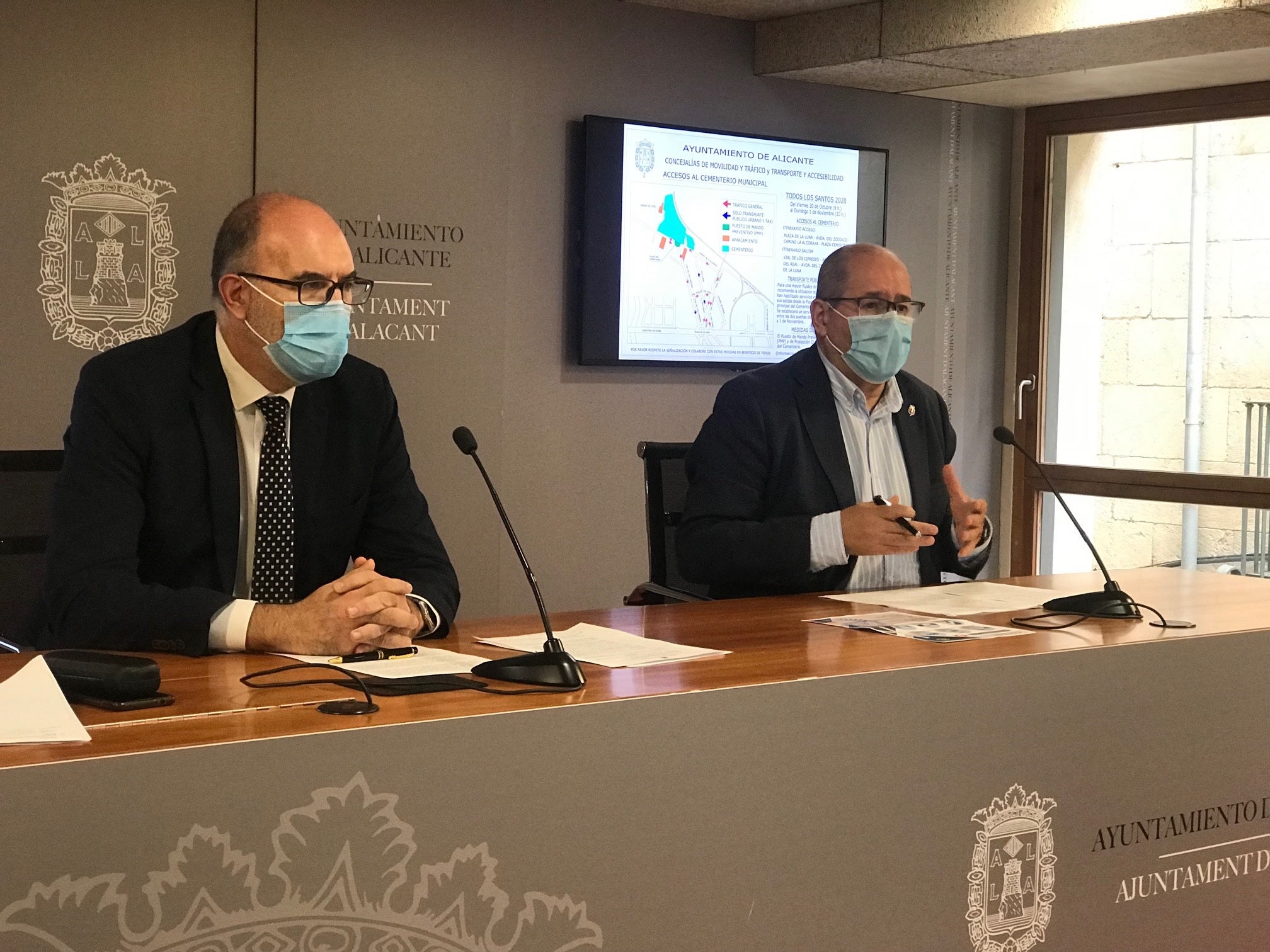 El dron de los bomberos vigilará desde el aire que no se produzcan aglomeraciones en el cementerio de Alicante El dron de los bomberos vigilará desde el aire que no se produzcan aglomeraciones en el cementerio de Alicante