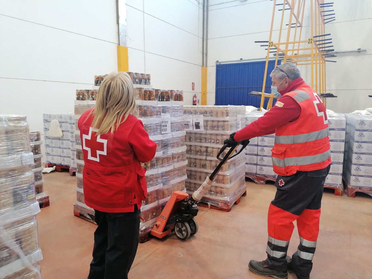 Los demandantes de ayuda pasan de los 65 a los 44 años de media Los demandantes de ayuda pasan de los 65 a los 44 años de media