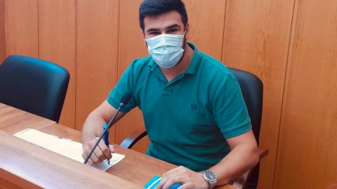 Fran Moreno, en su sill&oacute;n de concejal en San Jos&eacute; del Valle