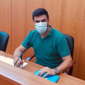 Fran Moreno, en su sillón de concejal en San José del Valle